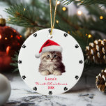 Décoration En Céramique Cute Maine Coon Chat Santa Hat Paw Personnalisé<br><div class="desc">Découvrez l'esprit de vacances avec notre Chat Cute Maine Coon Personnalisé dans l'Ornement en Céramique Red Santa Hat. Cet ornement personnalisé présente un charmant chat Maine Coon portant un chapeau de Père Noël rouge festif, créant un délicieux souvenir pour les amoureux de les chats. Fabriqué avec soin, il ajoute une...</div>