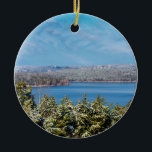 Décoration En Céramique Dégustation De Neige Au Lac De Table Rock<br><div class="desc">Vue sur une portion du lac de Table Rock à Branson Missouri, États-Unis pendant la saison hivernale après une neige légère. Vous cherchez plus d'impressions ou de produits? N'hésitez pas à visiter mon magasin : http://www.zazzle.com/timelessmomentsphtgy Cette photo a été prise par Jennifer White with Timeless Moments Photography. Toutes les images...</div>