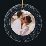 Décoration En Céramique Delicical Winter Botanical Marry Christmas Photo<br><div class="desc">Ce magnifique ornement de vacances dispose d'une photo circulaire centrale encadrée,  avec nom customisé et Noël Marié en simple typographie. Cet élégant ornement est orné d'un motif botanique bleu et blanc foncé d'hiver. Une façon parfaite de célébrer un mariage de Noël !</div>