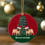 Décoration En Céramique Deux Chiens de Noël Carlins à Santa Hat Cute Custo<br><div class="desc">Ce magnifique ornement de Noël monogrammé présente un mignon carlin portant un casquette du Père Noël devant un joli sapin de Noël orné de décorations colorées. Personnalisez avec un nom de propriétaire d'animal de compagnie dans jolie cursive sous le magnifique dessin.</div>