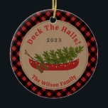 Décoration En Céramique Dock Les Halls Canoë Arbre de Noël Photo Plaid<br><div class="desc">Illustration d'un canot rouge décoré de lumières de Noël avec un arbre de Noël à l'intérieur. L'Arrière - plan est un cardstock brun avec une bordure rouge et noir de buffle plaid. Personnalisez le texte. Personnalisez la photo à l'arrière.</div>