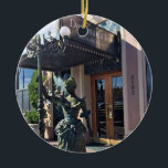 Décoration En Céramique Doryman's Inn, Newport Beach, Californie<br><div class="desc">Statue de la célèbre dame à l'entrée du Doryman's Inn Bed & Breakfast près de la jetée à Newport Beach, Californie. Cet hôtel au style victorien unique est installé à l'angle d'une statue de sirène, dans un bâtiment classique datant de 1891. Son charme s'intègre parfaitement à l'atmosphère autour de Newport...</div>