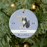 Décoration En Céramique Drôle chat Menorah et Dreidel Happy Hanoukka Blue<br><div class="desc">Décorez votre sapin de Noël avec ce joli ornement à thème Hanoukka ! Modifiez facilement le texte en cliquant sur l'option "personnaliser ce modèle".</div>