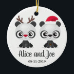 Décoration En Céramique Drôle des Pandas noms personnalisés et date<br><div class="desc">L'ornement de Noël avec deux pandas amusants portant le chapeau de Santa et le renne roux de Rudolph. Personnalisé avec vos noms et votre photo (à l'arrière).</div>