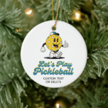 Décoration En Céramique Drôle Retro Pickleball Mascotte personnalisées<br><div class="desc">Un ornement super amusant avec une mascotte rétro amusante de pickleball portant un casquette et les mots "Let's Play Pickleball" dans une police amusante. Ajoutez facilement votre texte personnalisé ou supprimez-le. Parfait comme cadeau de vacances pour tous vos amis de pickleball ou de fête de pickleball ou de tournoi prix/prix....</div>