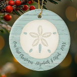 Décoration En Céramique Elégant Dollar De Sable De Plage Photo Premier Noë<br><div class="desc">Un joyeux ornement de Noël avec un dollar de sable et un arrière - plan en bois patiné pour votre 1ère fête de Noël. Idéal pour les jeunes mariés. Mettez une photo de lune de miel sur le dos. Personnalisez le front avec vos noms et l'année. Conçu pour vous par...</div>