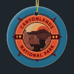 Décoration En Céramique Emblème de compass rétro du parc national des Cany<br><div class="desc">Conception d'oeuvres vectorielles Canyonlands. Le parc est connu pour ses paysages désertiques spectaculaires sculptés par le fleuve Colorado. Island in the Sky est une immense mesa au sommet plat avec vue panoramique.</div>