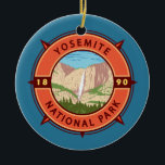 Décoration En Céramique Emblème de compass rétro du parc national Yosemite<br><div class="desc">Design d'illustration vectorielle de Yosemite. Le parc est célèbre pour ses séquoias géants et anciens,  et pour Tunnel View,  la vue iconique de Bridalveil Fall et les falaises de granit d'El Capitan et Half Dome.</div>