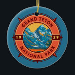 Décoration En Céramique Emblème de la boussole rétro du parc national du G<br><div class="desc">Design d'illustration vectorielle Grand Teton. Le parc comprend les principaux sommets de la chaîne de Teton ainsi que la plupart des sections nord de la vallée connue sous le nom de Jackson Hole.</div>