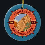 Décoration En Céramique Emblème de la boussole rétro du parc national Pinn<br><div class="desc">Conception de l'illustration vectorielle Pinnacles. Le parc est un parc national américain qui protège une zone montagneuse située à l'est de la vallée de Salinas en Californie centrale.</div>