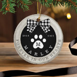 Décoration En Céramique Empreinte de patte noir Bow Memorial Animaux de co<br><div class="desc">Un ornement de photos de compagnie rustique orné d'un arrière - plan en tranche de bois de bouleau rustique décoré d'un arc en plaid noir et blanc de buffle et d'un empreinte de patte blanc. Customisez avec le nom de votre animal, l'année de naissance, l'année passée et le monogramme. L'envers...</div>