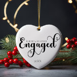 Décoration En Céramique Engagé Personnaliser Cadeau Fiançailles Pour Noël<br><div class="desc">Célébrez une occasion mémorable avec notre cadeau de Fiançailles personnalisé pour l'ornement en céramique de Noël, conçu pour capturer la beauté de votre premier Noël ensemble en couple engagé. Cette décoration est élégante et minimaliste, en noir et blanc classique, parfaite pour ceux qui apprécient une esthétique simple et propre. Que...</div>