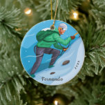 Décoration En Céramique Escalade a Snow Mountain Extreme Winter Sport Nom<br><div class="desc">Cet ornement cool ferait un magnifique décor d'arbre de Noël pour les amateurs de sports extrêmes ! Ajoutez facilement les noms et l'année souhaités en cliquant sur l'option "personnaliser ce modèle".</div>