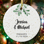Décoration En Céramique Étoiles d'or personnalisées<br><div class="desc">Célébrez votre fiançailles ce Noël avec cet élégant ornement d'arbre de Noël. Il est décoré de mistltoe aquarelle et de minuscules étoiles dorées. Facile à personnaliser.</div>