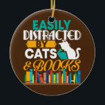 Décoration En Céramique Facilement Distrait Par Chats Et Livres Livre Drôl<br><div class="desc">Facilement Distrait Par Chats Et Livres Drôle Livre Cadeau Amoureux des chats. Un cadeau parfait pour votre père, maman, papa, hommes, femmes, amis et membres de la famille le jour de Thanksgiving, Noël, Fête des mères, Fête des pères, 4 juillet, 1776 Jour indépendant, Fête des anciens combattants, Fête de l'Halloween,...</div>