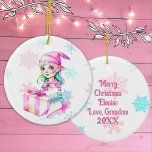 Décoration En Céramique Fille elfe de Noël Vintage en rose<br><div class="desc">Joli ornement de Noël personnalisé avec un elfe rétro mignon dans un casquette rose entouré de flocons de neige rose et bleu qui tombent. Le dos peut être personnalisé avec un message personnalisé.</div>
