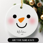 Décoration En Céramique Fille personnalisée Snowman visage Noël<br><div class="desc">Ajoutez une touche de charme festif et étincelante à votre décor de vacances avec notre Ornement en céramique de Noël Personnalisé Fille Snowman ! Cet ornement adorable présente un visage de bonhomme de neige mignon avec des détails de poutres douces, ce qui en fait l'ajout parfait à votre arbre ou...</div>