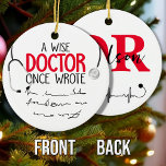 Décoration En Céramique Funny Personalized Doctor drôle docteur disant<br><div class="desc">Un sage médecin a écrit un jour. Conception amusante d'humour pour des médecins comme un pédiatre, un chirurgien, un dermatologue, un cardiologue, un médecin ou un médecin. Aussi pour un étudiant en médecine. Un design pour un diplômé ou un étudiant qui est fier d'être médecin. Idéal pour votre ami qui...</div>