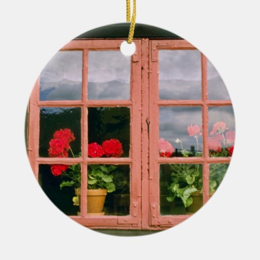 Décoration En Céramique Géraniums violets dans la fenêtre d'un (Devant)