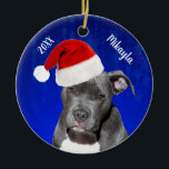 Décoration En Céramique Grey Pit Bull with Santa Hat Christmas Ceramic Orn<br><div class="desc">Ce magnifique dessin de Noël montre un pitbull gris portant un chapeau de Père Noël.</div>