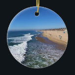 Décoration En Céramique Huntington Beach, Californie<br><div class="desc">Une belle vue sur l'océan depuis le Huntington Beach Pier à Huntington Beach, Californie. Face au nord, on peut voir de nombreux surfeurs qui attendent pour attraper leur vague suivante, et beaucoup de gens qui apprécient la plage. Huntington Beach est appelé Surf City USA pour la raison! Photo prise en...</div>