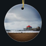 Décoration En Céramique Huntington Beach Pier, CA<br><div class="desc">Un matin d'hiver orageux à Huntington Beach,  Californie du Sud. Vue sur le Ruby's Diner au bout de la jetée,  ombre de l'île Catalina au loin,  et de grandes vagues qui en font un spot de surf populaire.</div>