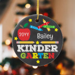 Décoration En Céramique Jardin d'enfants Chalkboard coloré Gardes enfants<br><div class="desc">La conception de l'ornement de jardin d'enfants comprend une pomme, une règle, des crayons et une typographie amusante et colorée ! Cliquez sur le bouton personnaliser pour plus d'options pour modifier le texte ! Des variantes de ce design, des options photo, d'autres notes scolaires, des couleurs supplémentaires, ainsi que des...</div>