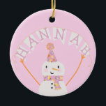 Décoration En Céramique Joli rose Noël Snowman Enfants Personnalisé<br><div class="desc">Cet ornement comprend un adorable bonhomme de neige rose et orange. Parfait pour les enfants pour les vacances. Un nom peut être ajouté à la bannière et du texte personnalisé à l'arrière.</div>