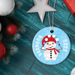Décoration En Céramique Joli Snowman Jongler Snowballs Noël<br><div class="desc">Ce motif d'illustration mignon et ludique est parfait pour la période des fêtes de Noël. Il présente des bonhomme de neige peints et dessinés à la main dans différents scénarios. Celui sur le devant est un bonhomme de neige qui jongle avec des boules de neige. Le motif à l'arrière comprend...</div>