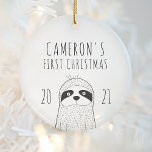 Décoration En Céramique Jolie Sloth Babys Premier Noël Noir Blanc<br><div class="desc">Commémorez le premier Noël du bébé avec ce joli ornement de gardien,  avec un simple dessin moderne en noir et blanc d'un parfum. Personnalisez-le avec le nom du bébé et l'année dans la police d'impression dessinée à la main.</div>