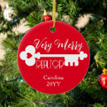 Décoration En Céramique Joyeux agent immobilier Nouvelle maison Clé Noël<br><div class="desc">Ce design comprend le texte "Very Merry Realtor" avec une clé de maison mignonne et de l'espace pour votre texte/nom. Cliquez sur le bouton personnaliser pour plus de flexibilité dans l'ajustement de l'image ou l'ajout de votre propre texte ! Des variantes de ce design, des couleurs supplémentaires, ainsi que des...</div>