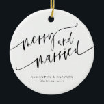 Décoration En Céramique Joyeux Et Marié Nouveau Marié<br><div class="desc">Il s'agit d'un élégant ornement "marié et joyeux" avec un design moderne. Les seuls éléments qui ne sont pas modifiables sont les couleurs de l'aquarelle design et les mots "Joyeux et marié" // Pour plus d'options de cartes de vacances, s'il vous plaît chercher "CARTES DE FIN DE ANNÉE" dans le...</div>