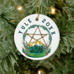 Décoration En Céramique Joyeux Yule Winter Solstice Wiccan Festin Pentacle<br><div class="desc">Partagez un esprit de vacances avec cet ornement unique de yule arboré avec un texte facile à modifier et la couleur arrière - plan, avec une aquarelle rameau pentacle, des bougies et la verdure d'hiver. Vous avez un Solstice d'hiver béni.</div>