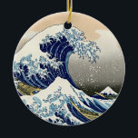 Décoration En Céramique La Sérénité Éternelle : La Grande Vague Ukiyo-e<br><div class="desc">Immergez-vous dans la beauté intemporelle du chef-d'oeuvre emblématique d'Hokusai avec notre ornement "Eternal Serenity". Réalisée avec précision et soin, cette vintage gravure en bois Ukiyo-e japonaise de la Grande Vague à Kanagawa prend vie dans des détails exquis. Le focus lisse et pointu capture chaque nuance, vous permettant de sentir la...</div>