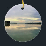 Décoration En Céramique Lac La Belle, Oconomowoc, Wisconsin<br><div class="desc">Un matin d'automne maussade au lac La Belle à Oconomowoc,  Wisconsin. Photo prise en octobre 2014.</div>