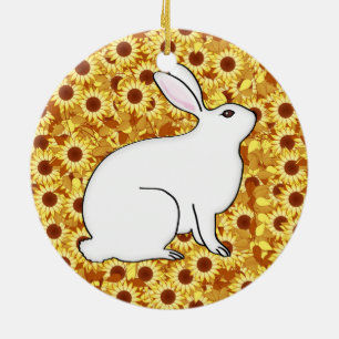 Décoration En Céramique Lapin sur un lit de fleurs de printemps