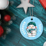 Décoration En Céramique Lumières brillantes hiver Merveilles Snowman Noël<br><div class="desc">Élevez votre décor de vacances avec notre enchanteresse "Merveilles d'hiver brillantes". Ce ravissant bas est un ajout captivant à votre ambiance festive, avec un design ludique qui incarne l'esprit enchanteur de la saison de Noël. L'avant de la réserve est ornée d'un sympathique bonhomme de neige enchevêtré de lumières brillantes, rayonnant...</div>