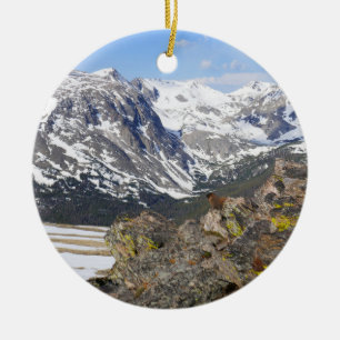 Décoration En Céramique Marmotte à ventre jaune contemplant les montagnes 