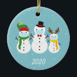 Décoration En Céramique Masque Visage de Noël Famille Snowman 2020<br><div class="desc">Ce design a été créé par art numérique et peut être personnalisé dans la zone fournie ou customisée en changeant la photo ou en ajoutant vos propres mots. Contactez-moi à l'adresse colorflowcreations@gmail.com si vous souhaitez que ce design soit disponible sur un autre produit. Achetez ma peinture acrylique abstraite originale à...</div>