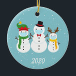 Décoration En Céramique Masque Visage de Noël Famille Snowman 2020<br><div class="desc">Ce design a été créé par art numérique et peut être personnalisé dans la zone fournie ou customisée en changeant la photo ou en ajoutant vos propres mots. Contactez-moi à l'adresse colorflowcreations@gmail.com si vous souhaitez que ce design soit disponible sur un autre produit. Achetez ma peinture acrylique abstraite originale à...</div>