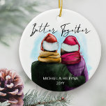 Décoration En Céramique Meilleur ensemble Script Aquarelle Couple et noms<br><div class="desc">Better Together, personnalisation de l'ornement des arbres de Noël. Cette aquarelle a une illustration tendance d'un couple portant des chapeaux santa. "Better Together" est écrit à la main dans un script moderne et le modèle est prêt pour vous à ajouter vos noms et l'année. Double face avec le même design...</div>