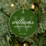 Décoration En Céramique Monogramme vert et blanc personnalisé<br><div class="desc">Un classique monogramme de Noël vert et blanc. Faites un grand cadeau mariage,  anniversaire ou gardien de bébé!</div>