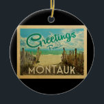 Décoration En Céramique Montauk Beach Vintage voyage<br><div class="desc">Ce design de carte postale vintage de Greutings From Montauk dispose d'une plage de sable avec une belle eau turquoise de l'océan et au-dessus de la mer,  un ciel bleu avec des nuages blancs lustrés. Dans un style de voyage vintage.</div>