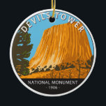 Décoration En Céramique Monument national de la tour Devils Wyoming Vintag<br><div class="desc">Devils Tower National Monument conception vectorielle. Il s'agit d'une butte composée de roches ignées dans le quartier des Rangers de Bear Lodge de Black Hills.</div>