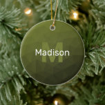Décoration En Céramique Motif de maillage géométrique vert de l'Armée Mono<br><div class="desc">Motif en maille géométrique vert foncé de l'armée Monogramme en céramique Arbre de Noël Ornement. Monogramme Personnalisez avec votre initiale et votre nom personnalisés. Maille géométrique triangulaire avec dégradé vert foncé clair de l'armée de terre design moderne.</div>