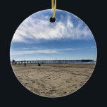 Décoration En Céramique Newport Pier, Newport Beach, Californie<br><div class="desc">Vue de la jetée Newport à Newport Beach,  Californie. Construit en 1889,  l'embarcadère est un point de repère de Newport Beach. C'est un endroit très apprécié des pêcheurs et surfeurs locaux ! Photo prise en novembre 2022.</div>