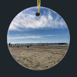 Décoration En Céramique Newport Pier, Newport Beach, Californie<br><div class="desc">Vue de la jetée Newport à Newport Beach,  Californie. Construit en 1889,  l'embarcadère est un point de repère de Newport Beach. C'est un endroit très apprécié des pêcheurs et surfeurs locaux ! Photo prise en novembre 2022.</div>