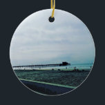 Décoration En Céramique Newport Pier, Newport Beach, Californie<br><div class="desc">Une vue sur la jetée de Newport à Newport Beach,  en Californie. Construit en 1889,  l'embarcadère est un point de repère de Newport Beach. C'est un endroit très apprécié des pêcheurs et surfeurs locaux ! Cette photo a été prise en janvier 2016.</div>