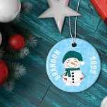 Décoration En Céramique Noël Casquette du mignon Snowman Scarf<br><div class="desc">Ce motif d'illustration mignon et ludique est parfait pour la période des fêtes de Noël. Il présente des bonhomme de neige peints et dessinés à la main dans différents scénarios. Celui à l'avant est un bonhomme de neige qui se tient debout dans son équipement d'hiver chaud. Le motif à l'arrière...</div>