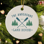 Décoration En Céramique Nom de famille Lake House Oars rustiques Pine Tree<br><div class="desc">Un beau décor de céramique à thème rustique, avec votre nom de famille et maison de lac, cabine, chalet ou autre texte désiré et sa date établie, le tout dans la typographie de style rustique. Ce design unique et personnalisé comprend des barques bleues turquoises, des paddles et des pins en...</div>